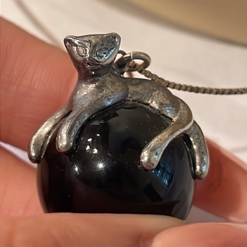 RARE BLACK ONYX SPHERE BALL WITH SILVER LOUNGING CAT NECKLACE‎